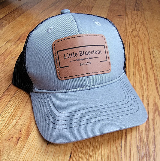 Gorra juvenil con parche de cuero de Little Bluestem