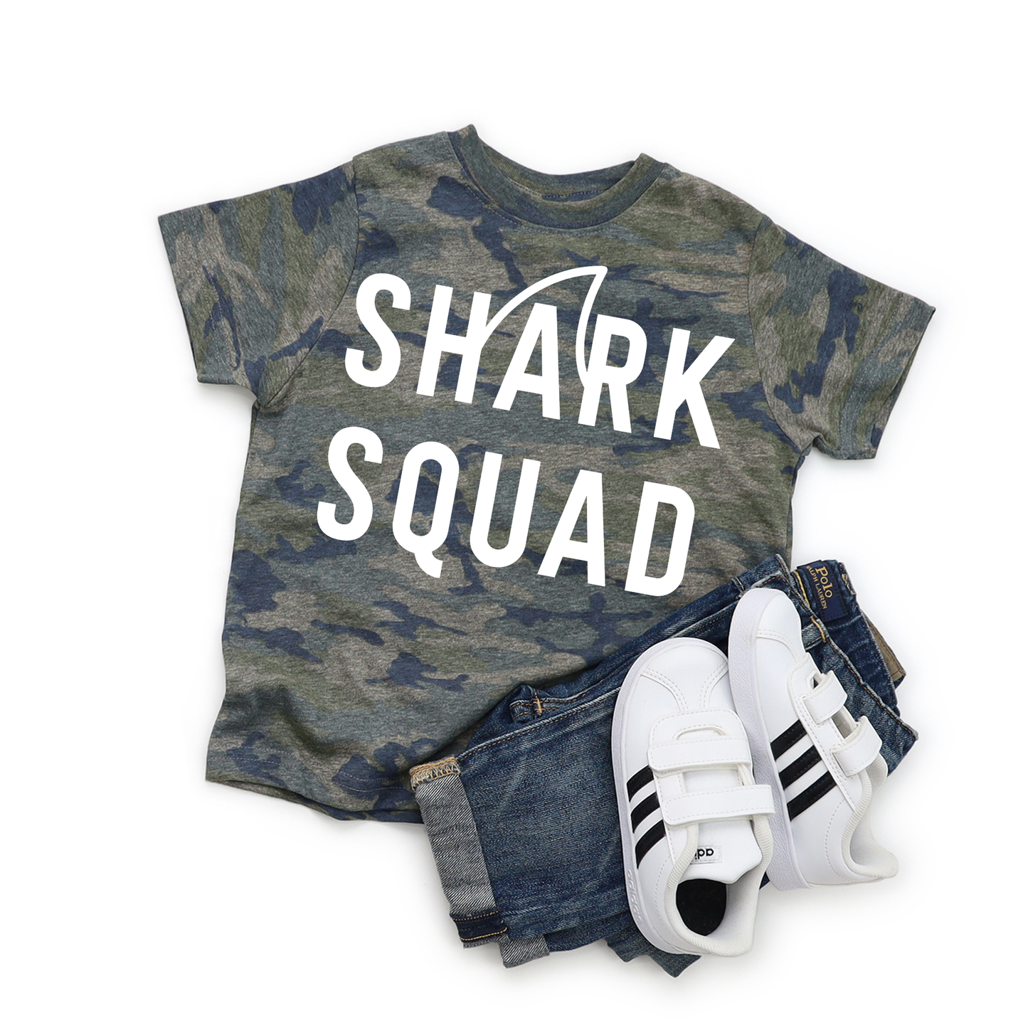 Gráfico de verano de Shark Squad (camiseta de camuflaje vintage)