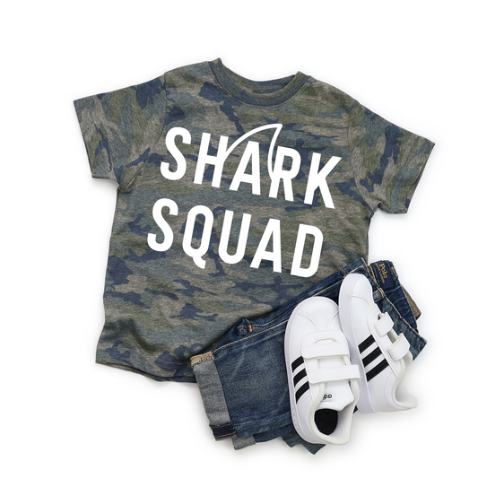 Gráfico de verano de Shark Squad (camiseta de camuflaje vintage)